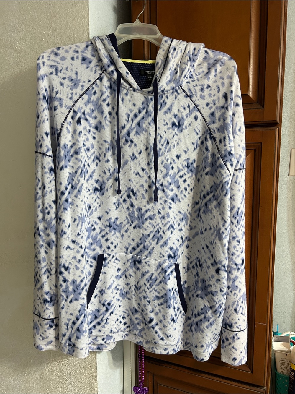 Vera Wang White Hooded  with Navy Abstract Print